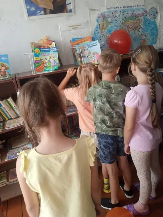 Бело- синий - красный флаг