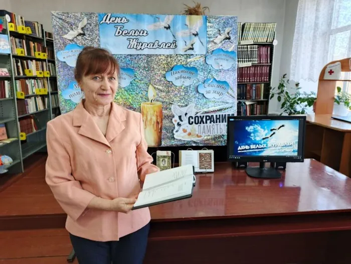 Летят над миром журавли