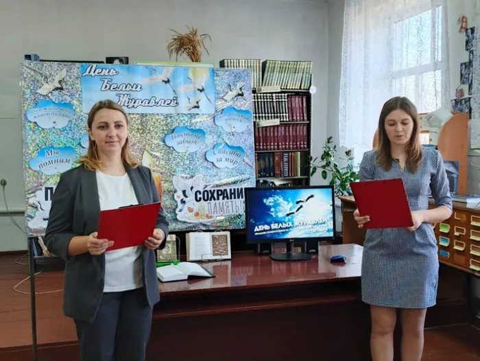 Летят над миром журавли