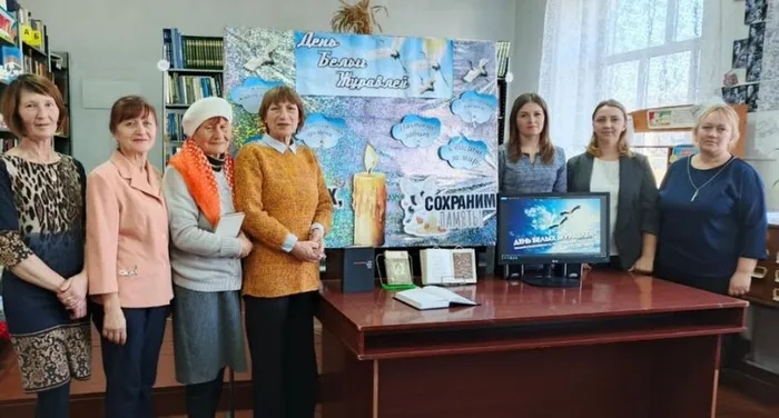 Летят над миром журавли